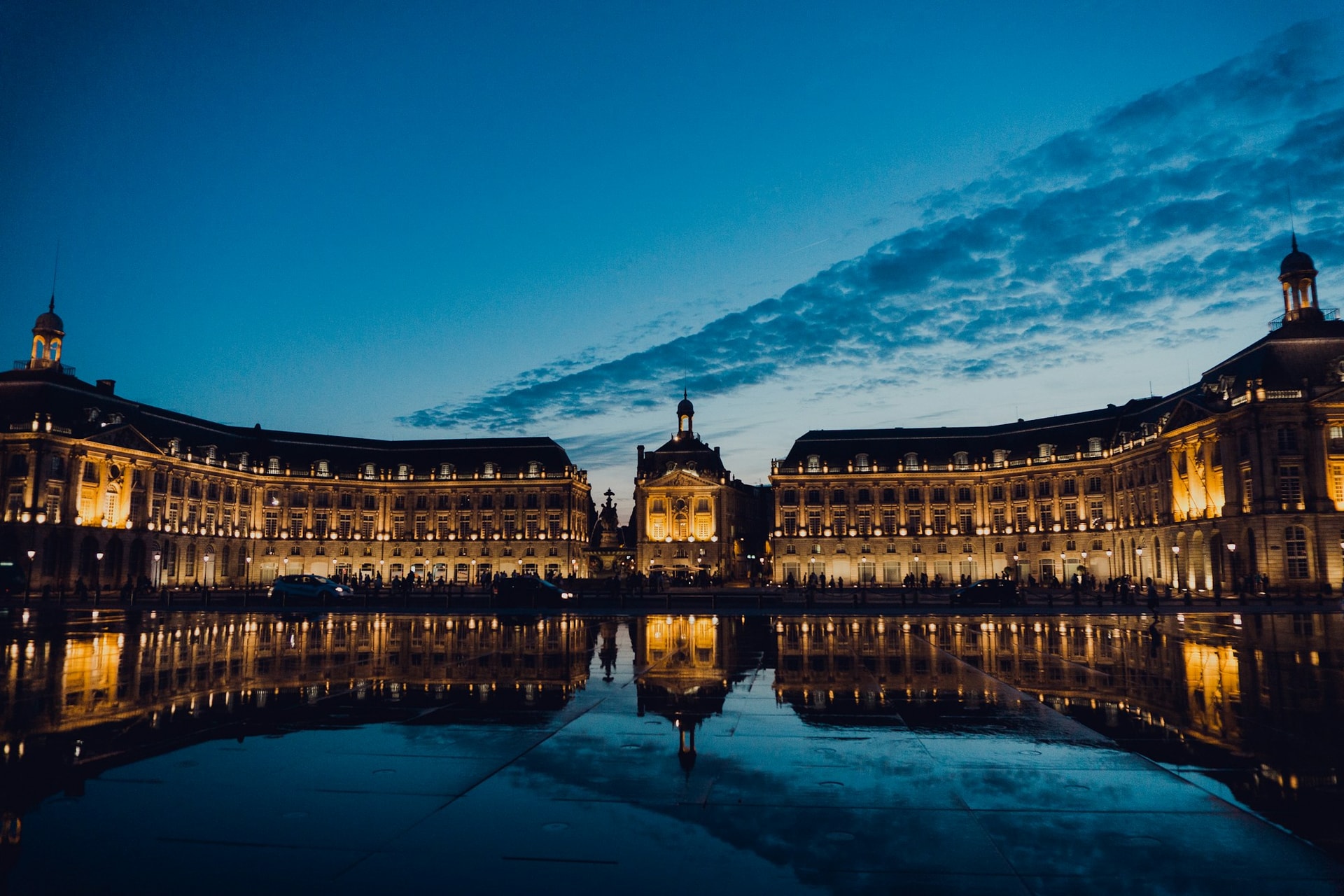 Architecture de Bordeaux reflétée sur l’eau