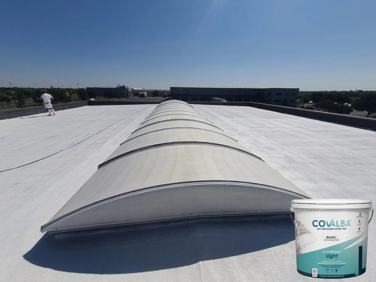 Application de CovaTherm Light peinture anti-UV sur lanterneau polycarbonate